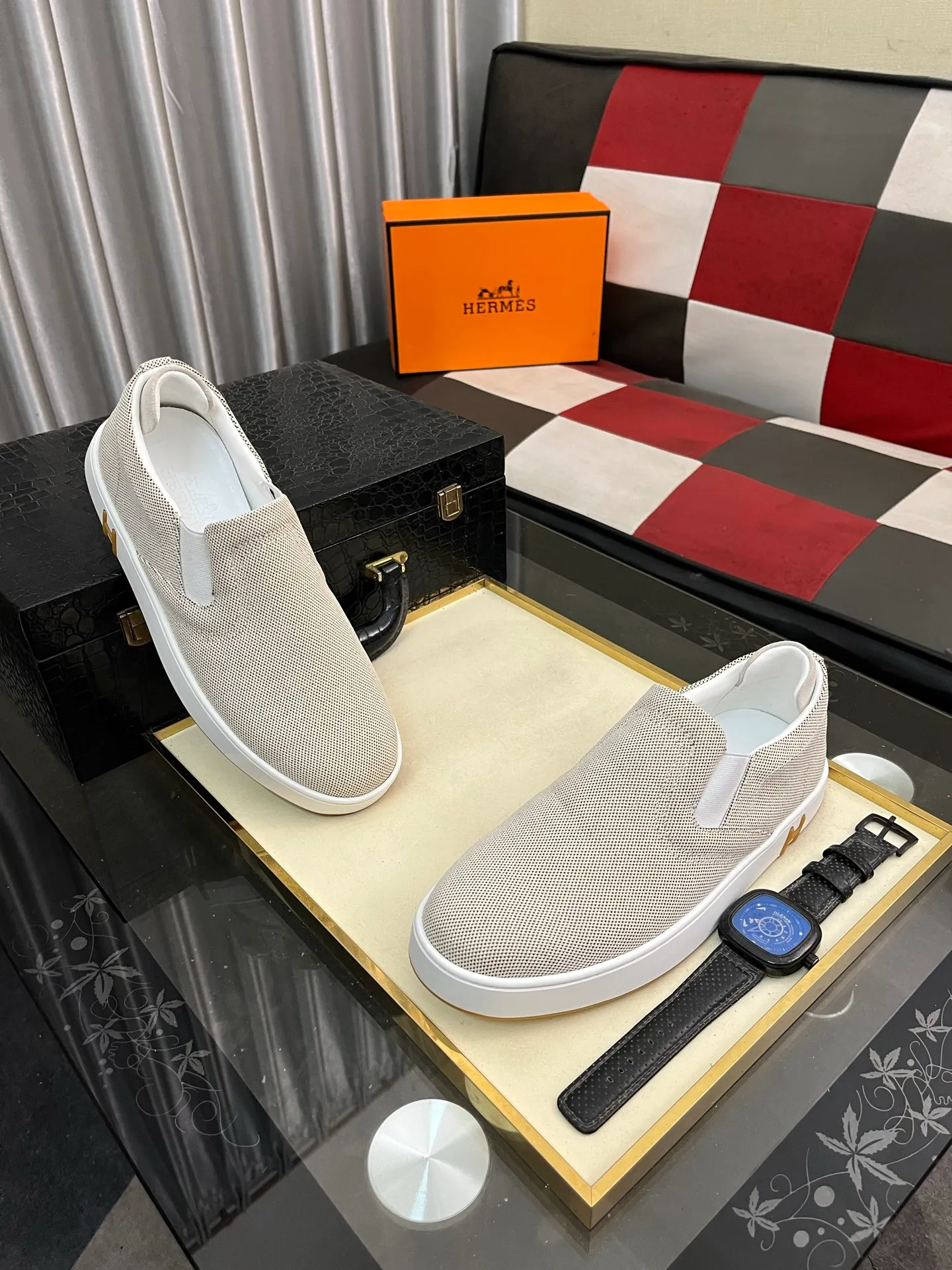 Men's Men's Shoes💰458⌚️⌚️HERMES/Hermès Hugo sneakers are casual men's shoes. These sneakers are made of imported first-layer cowhide leather and breathable mesh design. The contrasting color design creates a dynamic and modern shape. The front end of the toe is decorated with natural-color rubber inlays, making it novel and fashionable. The texture is incomparable, with cowhide lining and cowhide foot pads, the upper foot is comfortable and breathable, and the rubber sole is decorated with geometric patterns and iconic "H" details. A very personal one! Size: 38-44